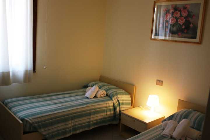 Room 5 of 10