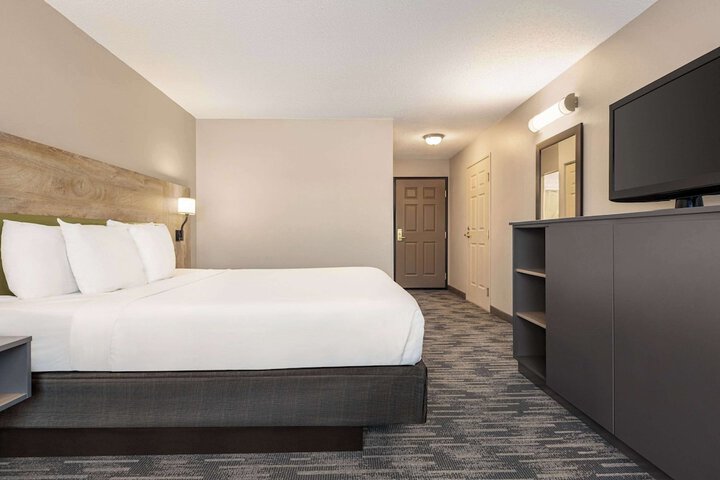1 King Bed Accessible (4 of 15)