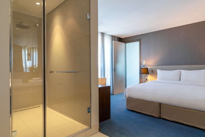 Room 32 of 148