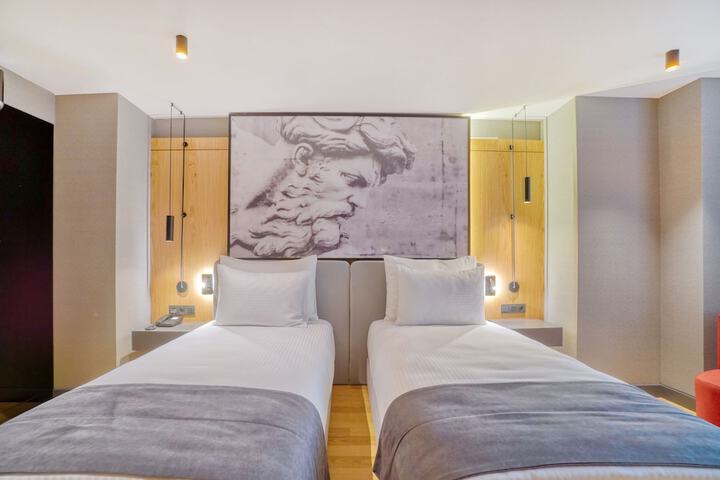 Room 27 of 143
