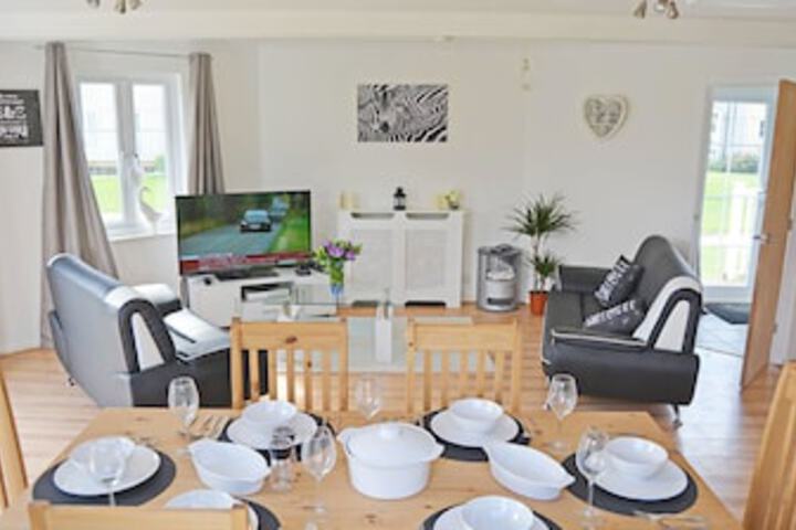 Stylish Pet-Friendly Lakeside Retreat in The Cotswold Water Park