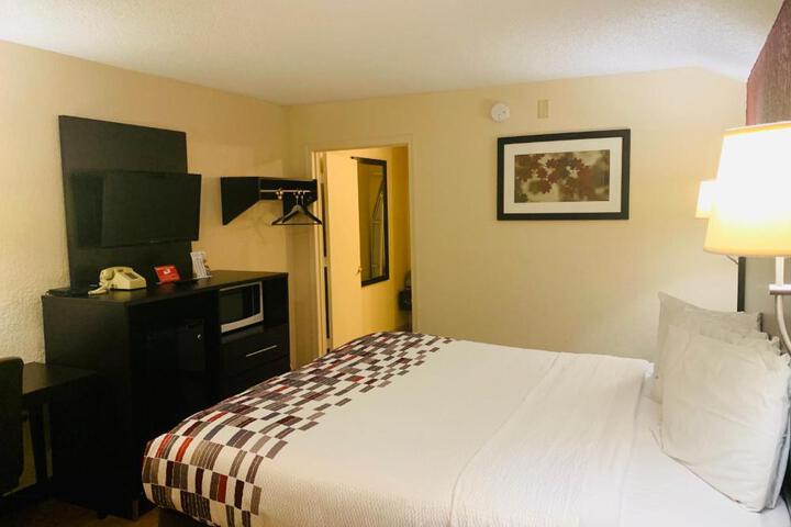 Deluxe King Bed (7 of 15)