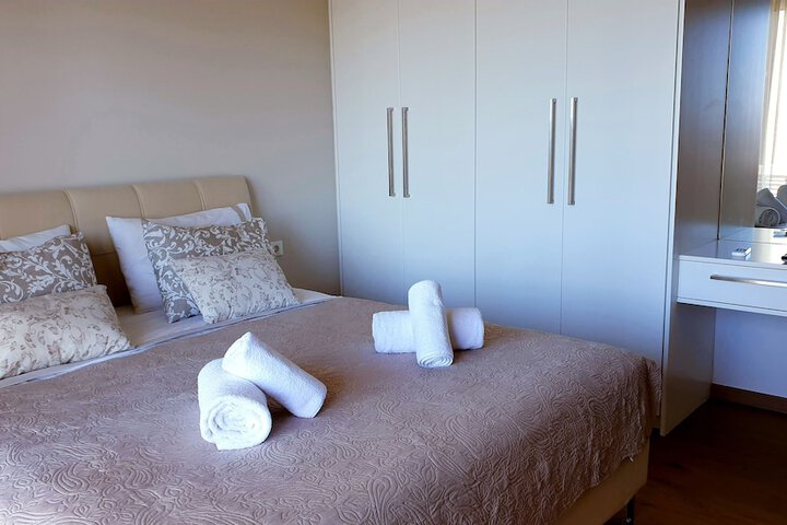 Room 6 of 27