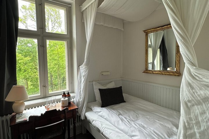 Room 16 of 77