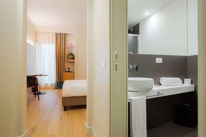 Room 32 of 61