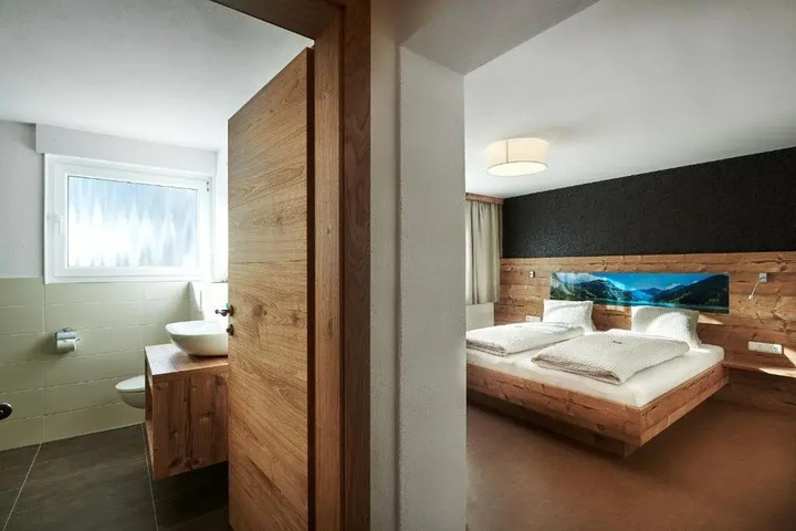 Room 3 of 16