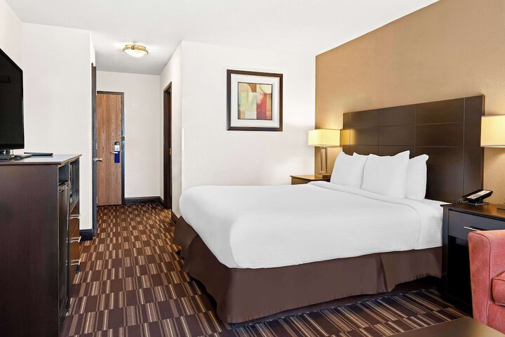 1 King Bed Mobility Accessible Communication Assistance Bathtub Continental Breakfast (14 of 19)