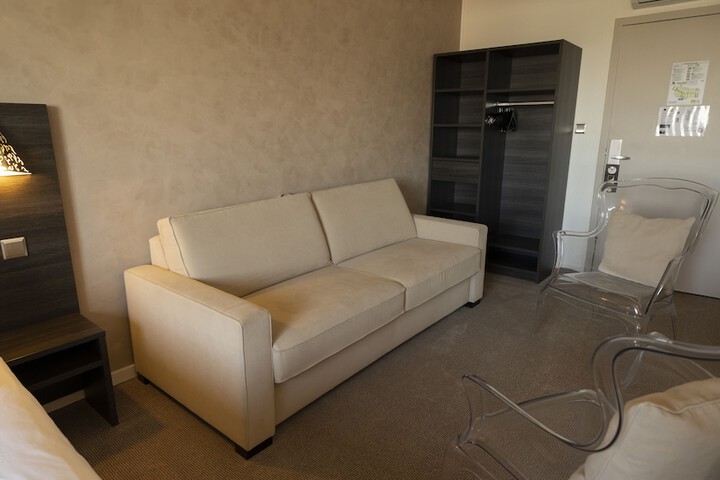Room 7 of 77