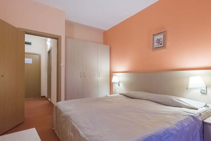 Room 6 of 48