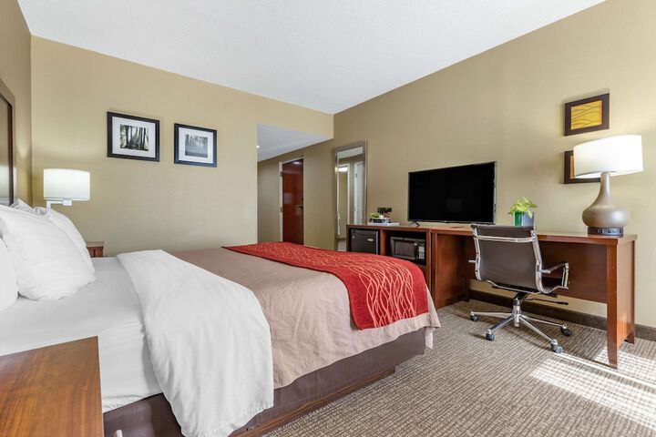 1 King Bed (2 of 13)