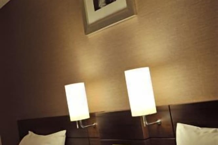 Room 6 of 12
