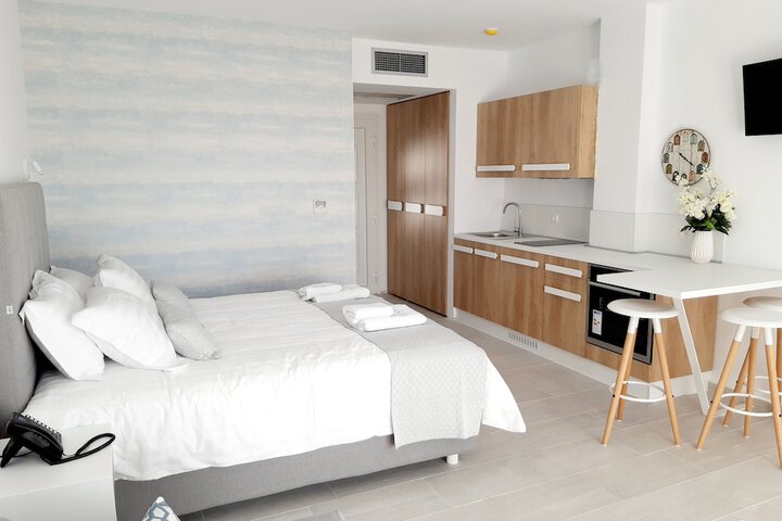 Room 5 of 98