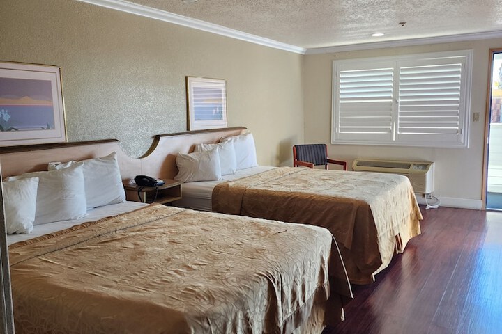 1 Queen Bed (2 of 14)