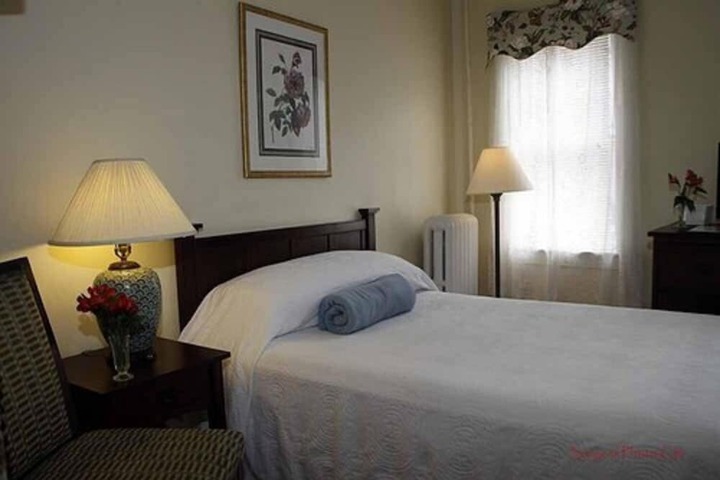 1 Queen Bed (6 of 20)