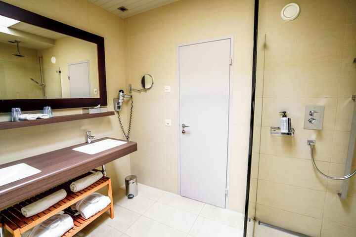 Room 28 of 67