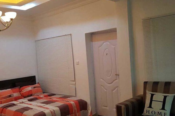 Room 6 of 16