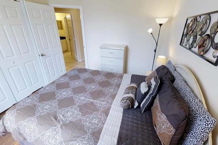 Room 2 of 10