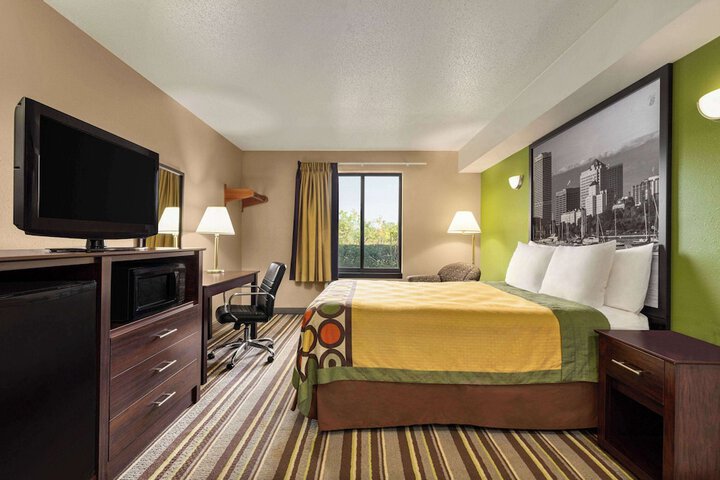 1 King Bed (2 of 4)