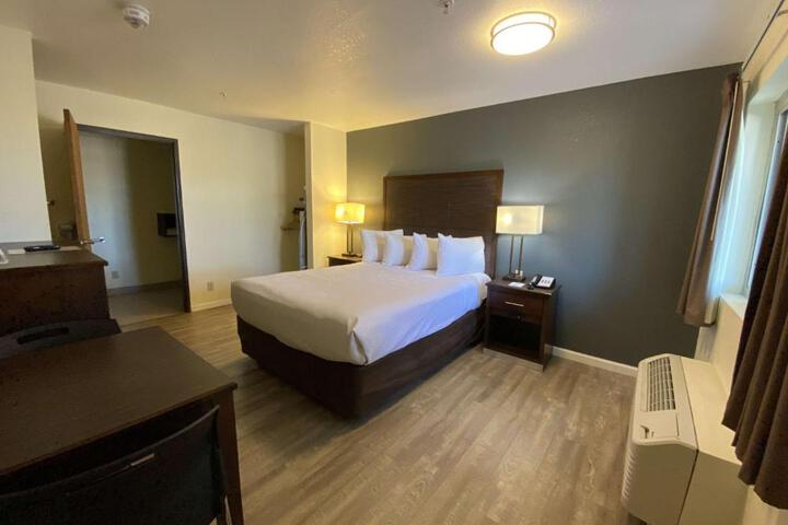 1 King Accessible Comm Assist Bathtub Table Chairs Microwave, Refrigerator, Continental Breakfast (20 of 21)