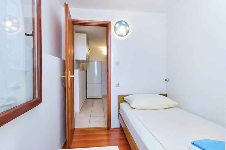 Room 4 of 83