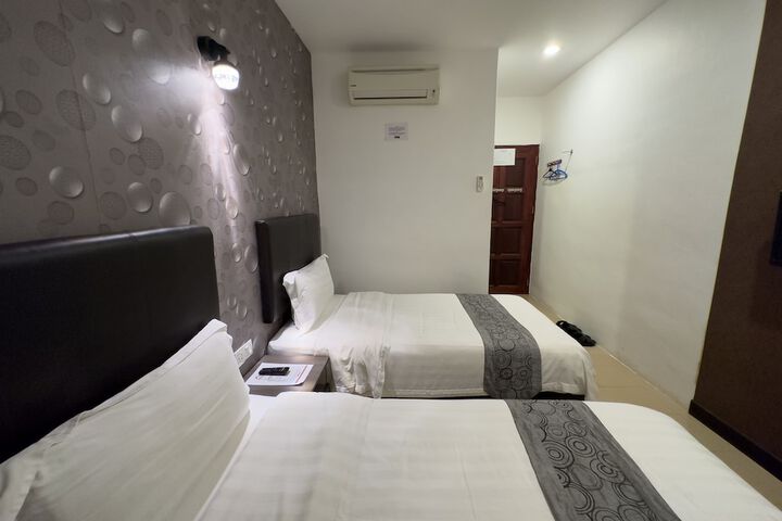 Room 34 of 74