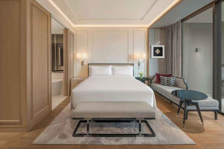 Room 10 of 105