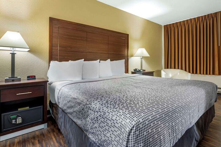 1 King Bed (8 of 14)
