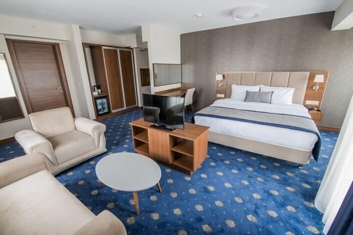 Room 3 of 8