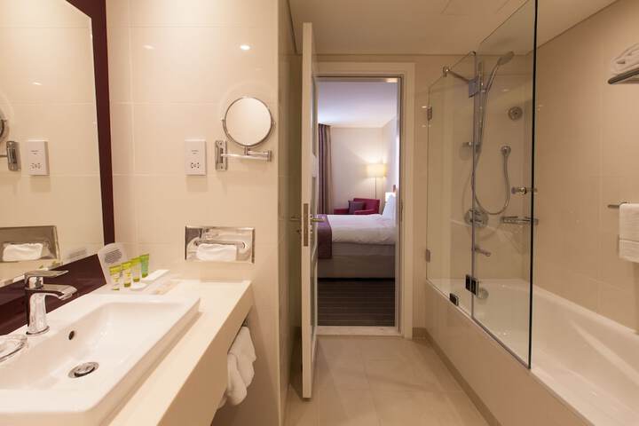 Room 46 of 122