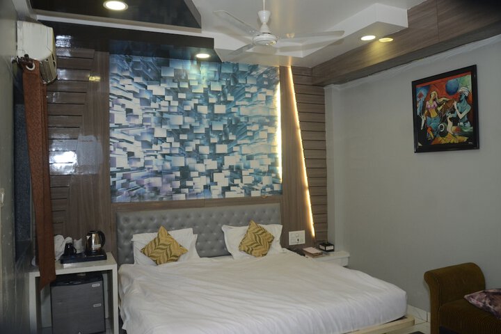 Room 7 of 12