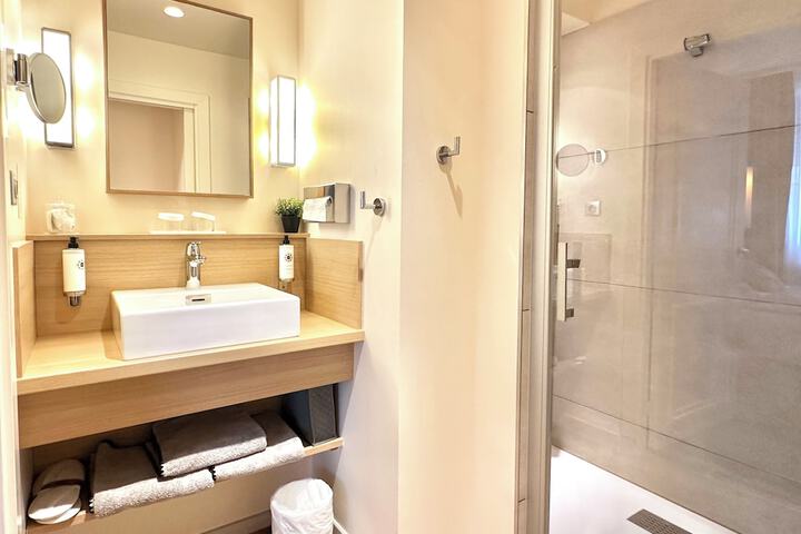 Room 32 of 53