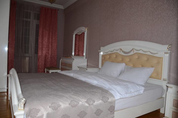 Room 6 of 9