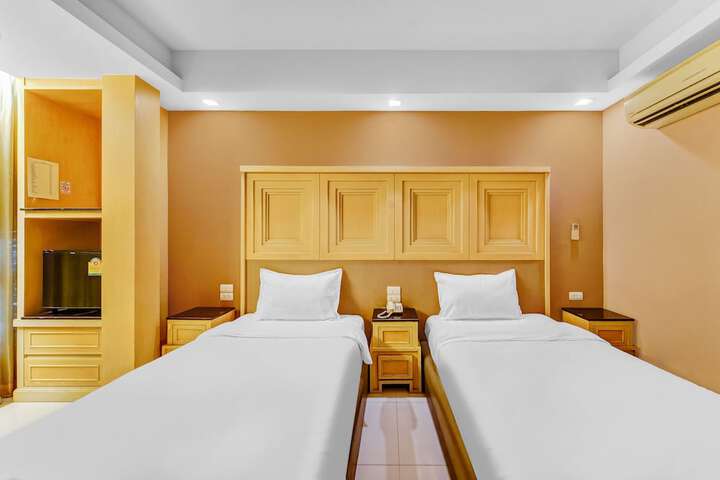 Room 11 of 19