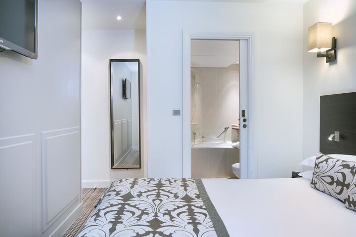 Room 4 of 30
