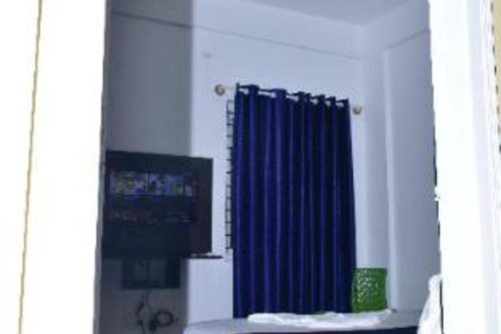 Room 2 of 10
