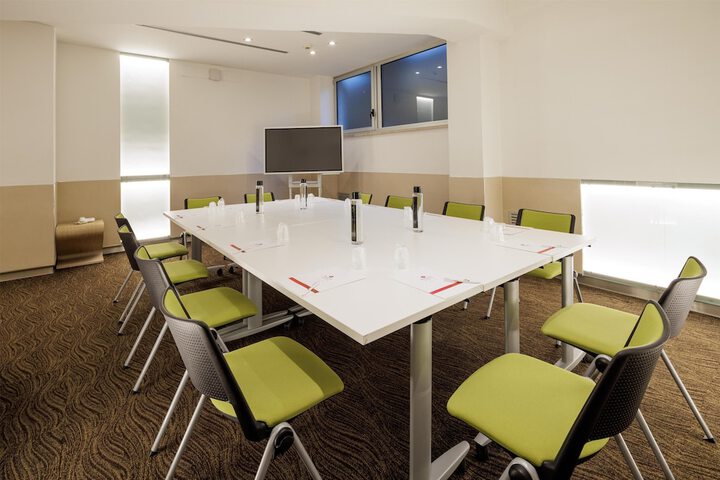 Business Center 79 of 87