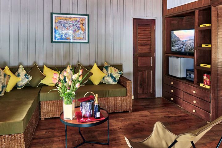 Lounge 40 of 56