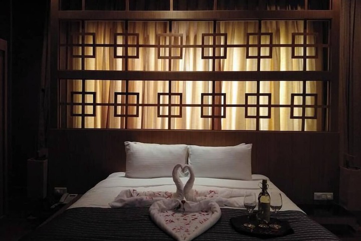 Room 9 of 34