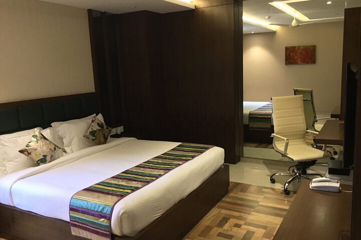 Room 5 of 104