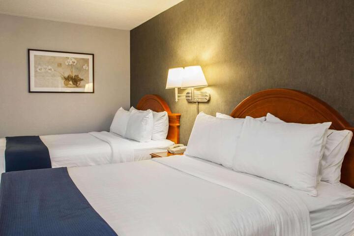 2 Double Beds (7 of 9)