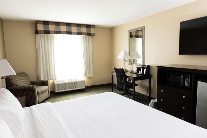 1 King Bed (7 of 10)