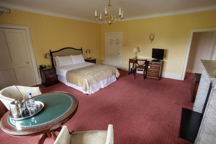Room 6 of 77