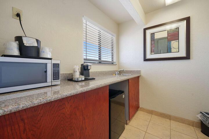 1 King Bed Business Desk Microwave and Refrigerator High Speed Internet Accessible Safe (12 of 20)