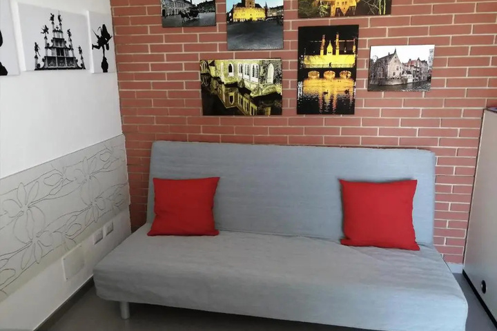 Room 6 of 16