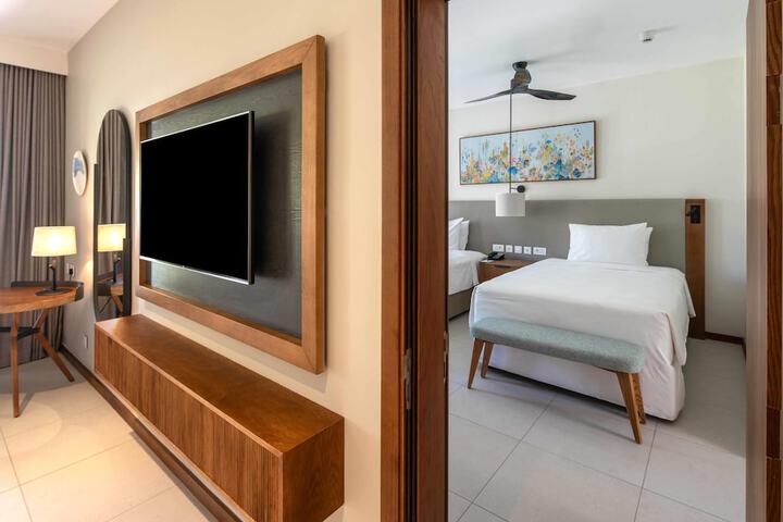 Room 33 of 215