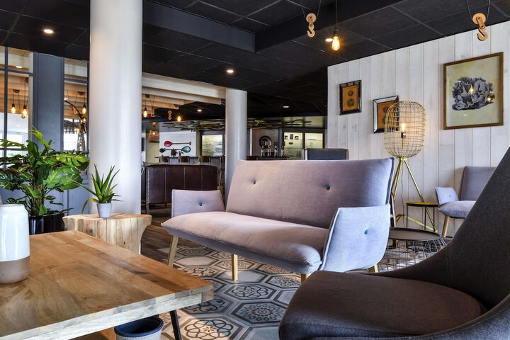 Lounge 56 of 65