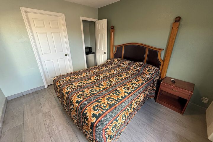 Room 8 of 16