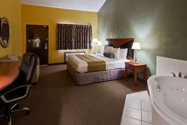 1 King Bed Microwave and Refrigerator WiFi Continental Breakfast (18 of 19)