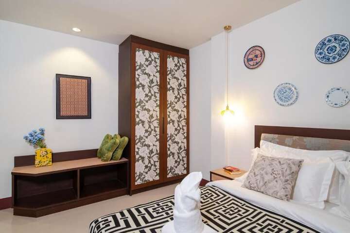 Room 2 of 10