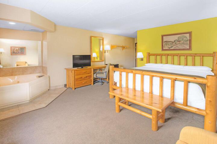 2 Queen Beds (1 of 5)